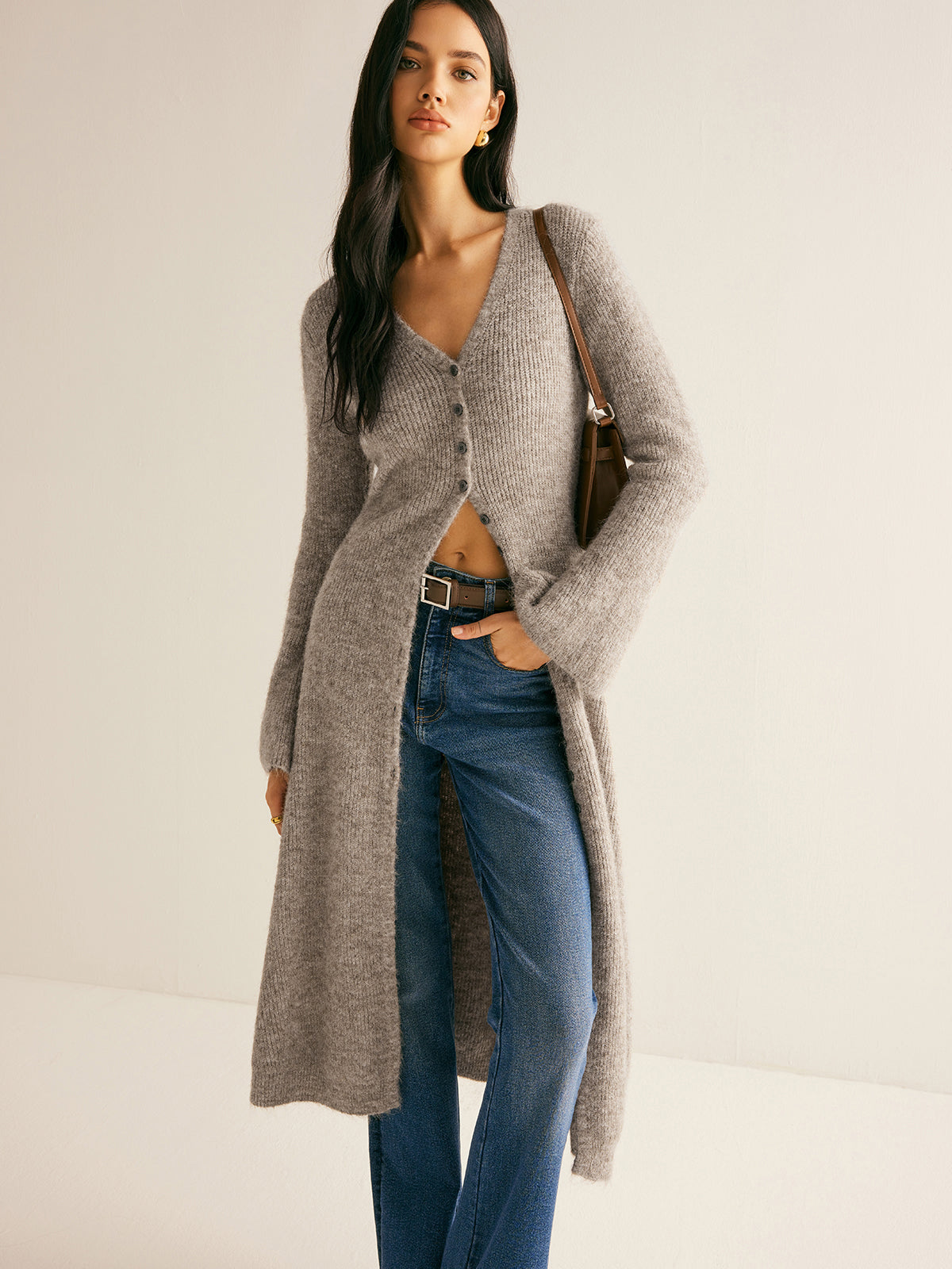 Cardigan Damen grau tailliert mit V-Ausschnitt und Knopfdetails - 5 - Atelier-Zofia