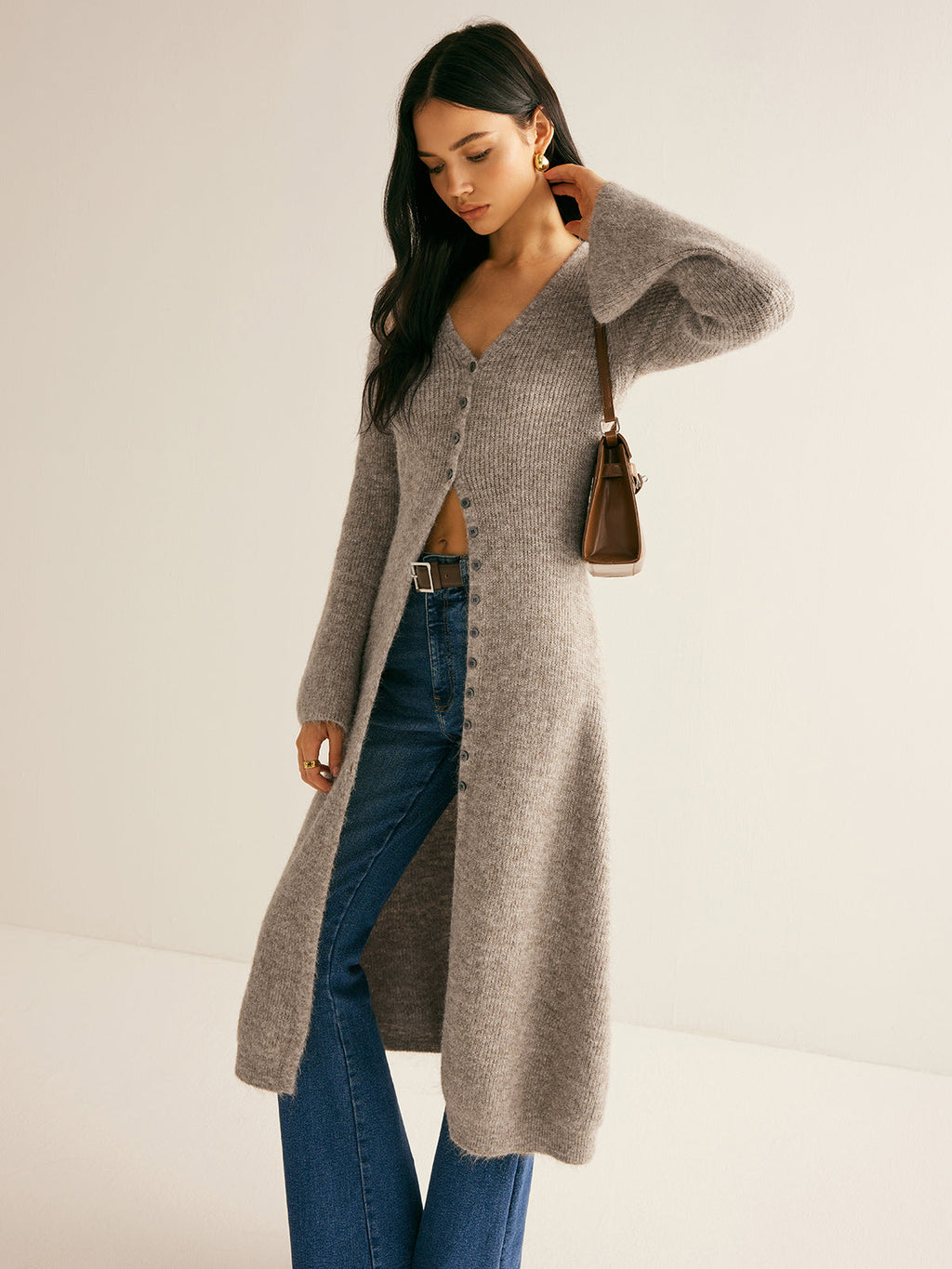 Cardigan Damen grau tailliert mit V-Ausschnitt und Knopfdetails - 6 - Atelier-Zofia