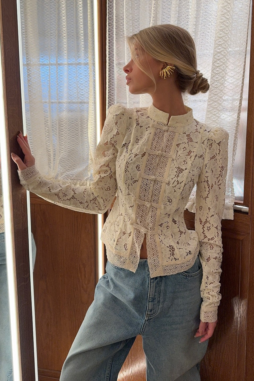 Bluse Damen creme figurbetont mit hohen Kragen und langen Ärmeln - 2 - Atelier-Zofia