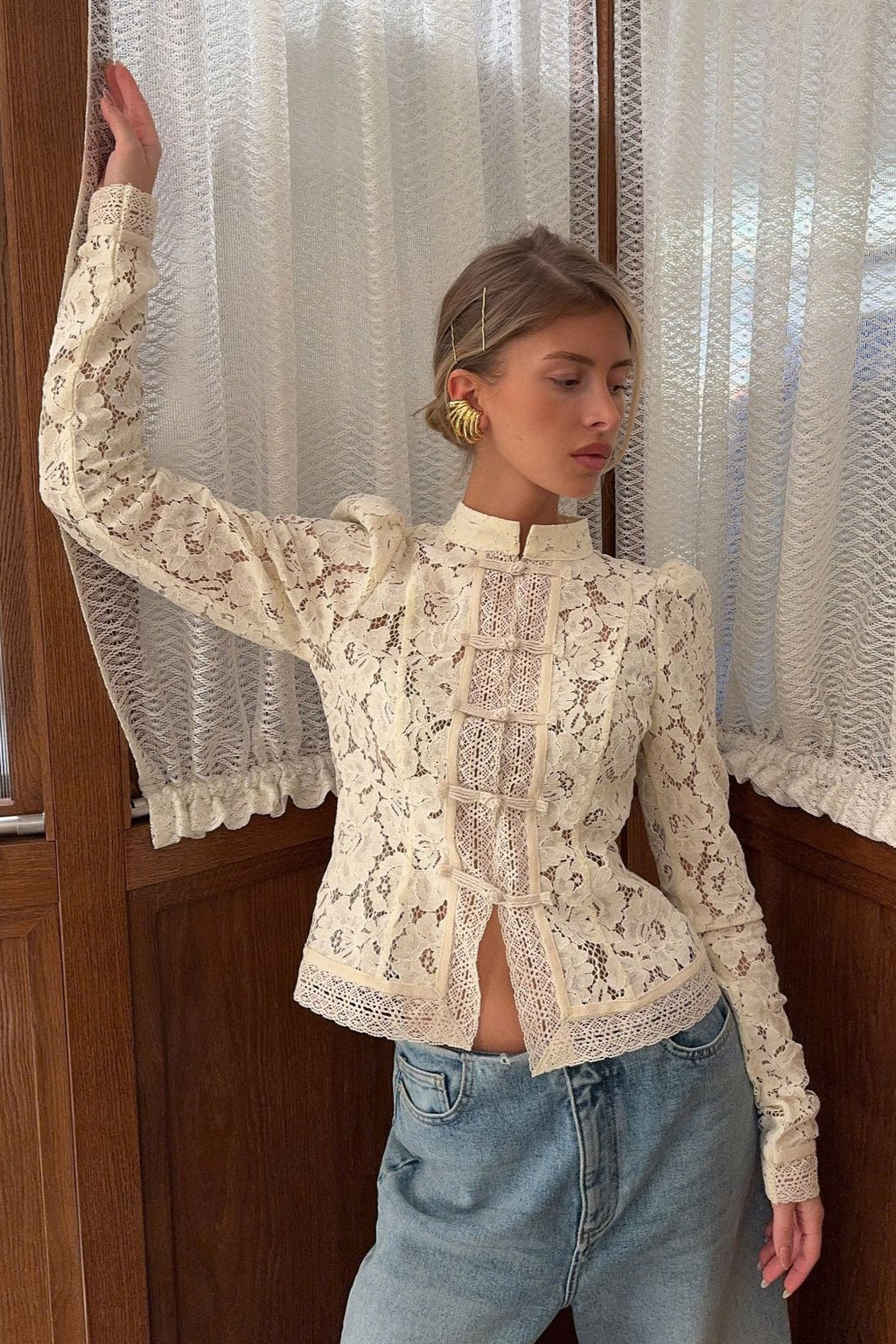 Bluse Damen creme figurbetont mit hohen Kragen und langen Ärmeln - 3 - Atelier-Zofia