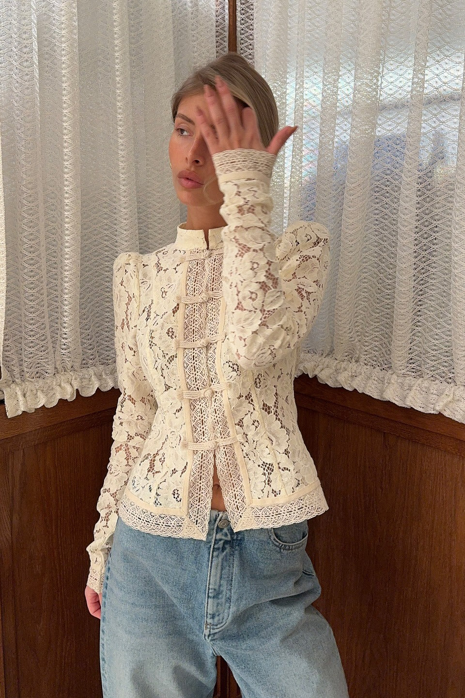 Bluse Damen creme figurbetont mit hohen Kragen und langen Ärmeln - 4 - Atelier-Zofia