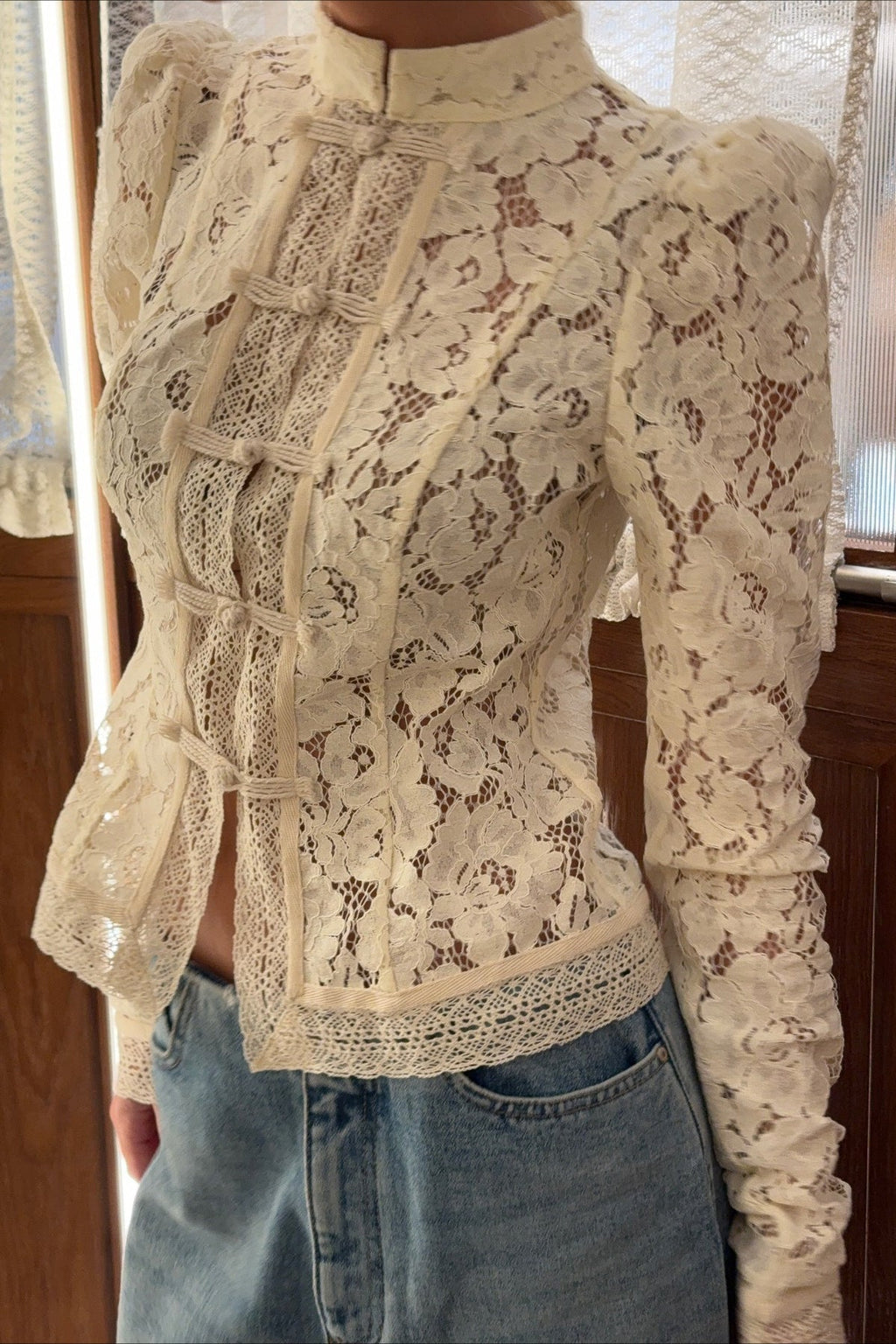 Bluse Damen creme figurbetont mit hohen Kragen und langen Ärmeln - 6 - Atelier-Zofia