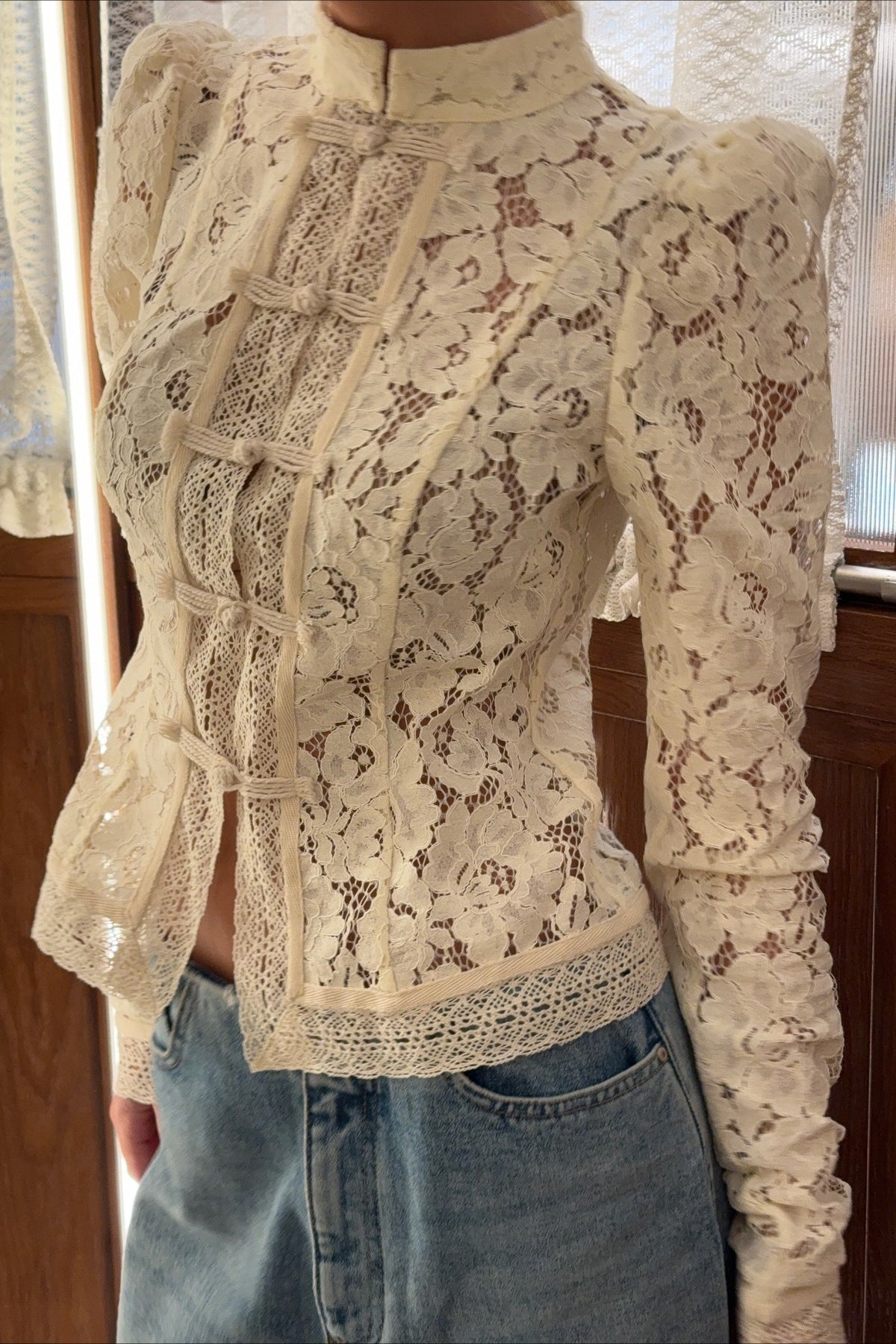 Bluse Damen creme figurbetont mit hohen Kragen und langen Ärmeln - 6 - Atelier-Zofia