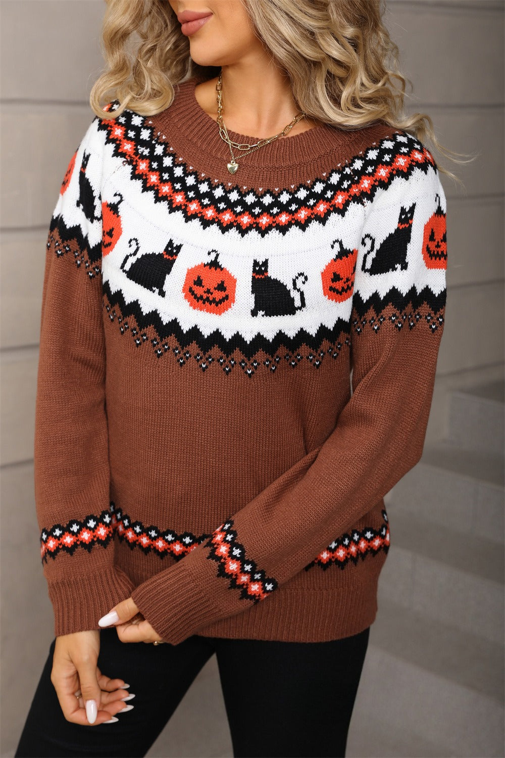 Pullover Damen braun mit Halloween-Motiv und Rundhalsausschnitt - 1 - Atelier-Zofia
