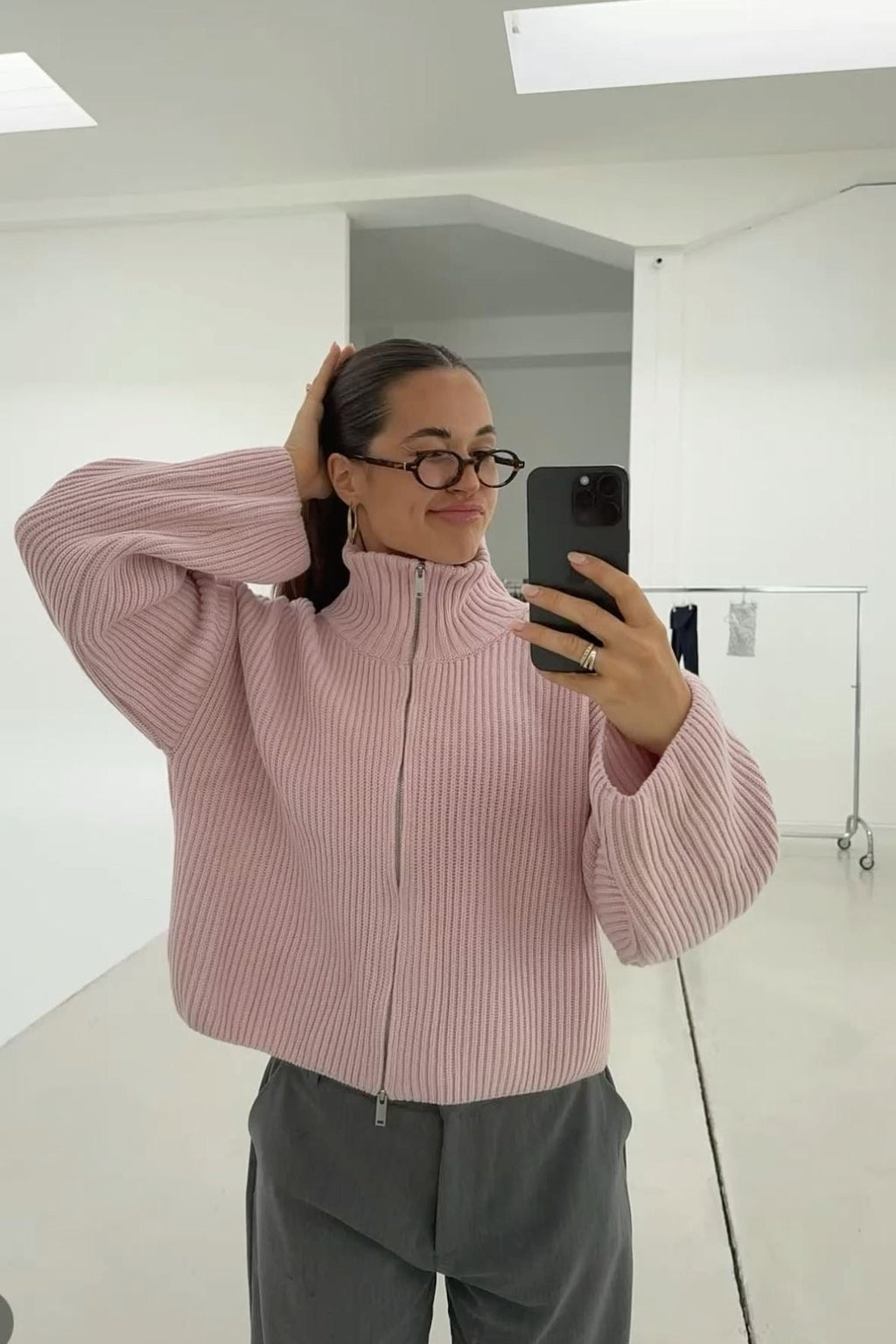 Pullover Damen rosa mit hohem Kragen und Reißverschluss - 6 - Atelier-Zofia