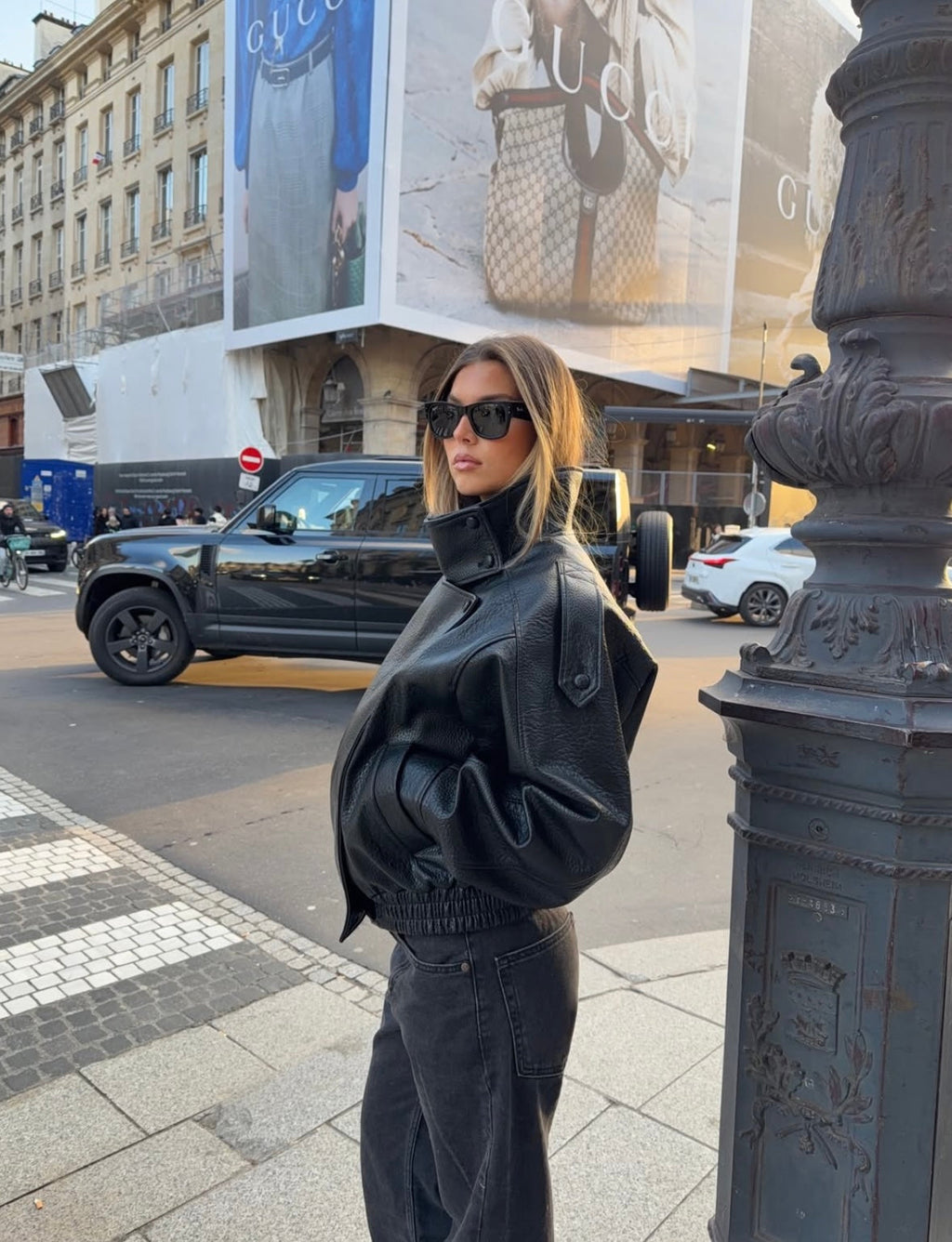Damenjacke schwarz Oversized mit hohem Kragen und langen Ärmeln - 2 - Atelier-Zofia