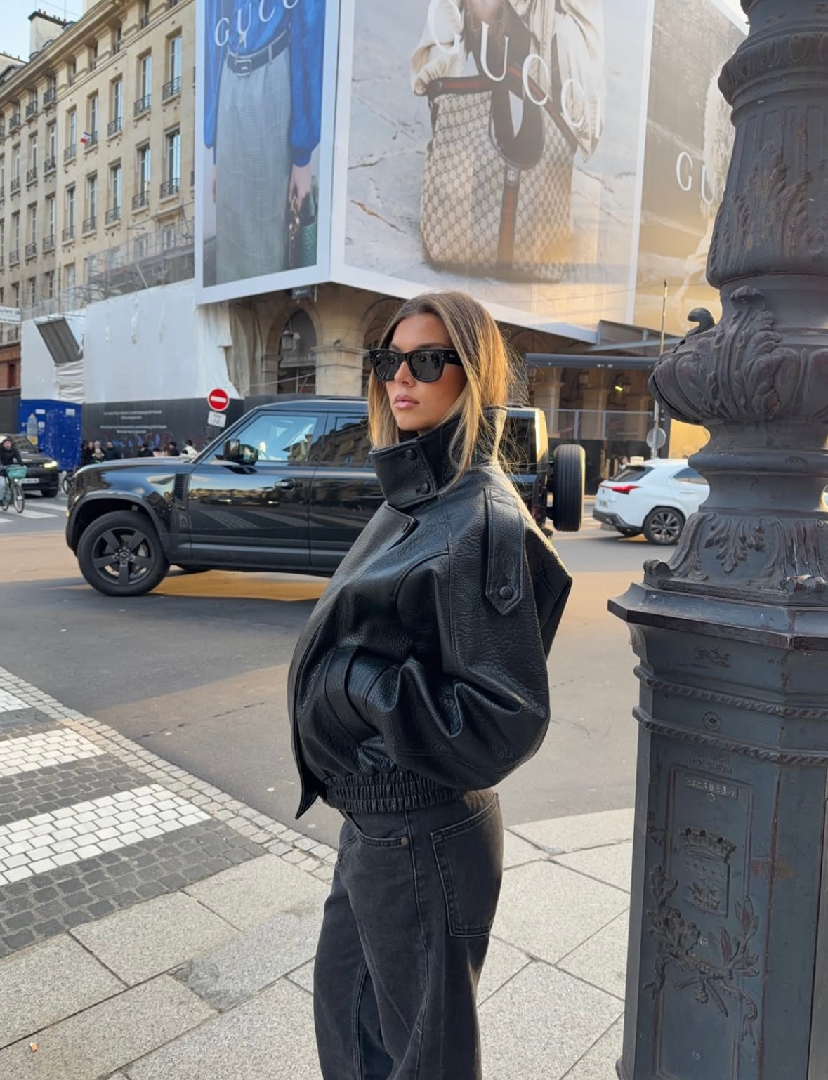Damenjacke schwarz Oversized mit hohem Kragen und langen Ärmeln - 2 - Atelier-Zofia