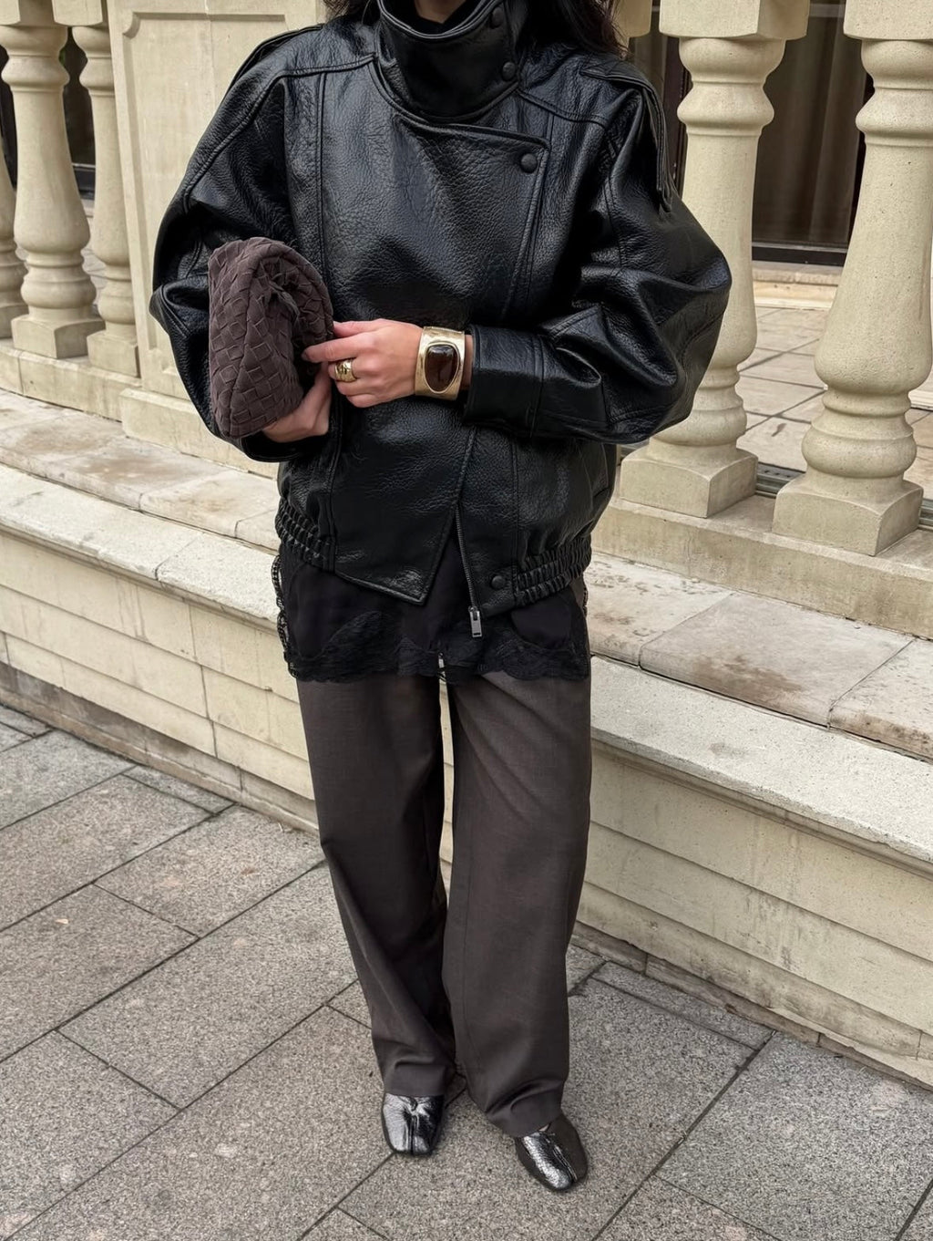 Damenjacke schwarz Oversized mit hohem Kragen und langen Ärmeln - 4 - Atelier-Zofia