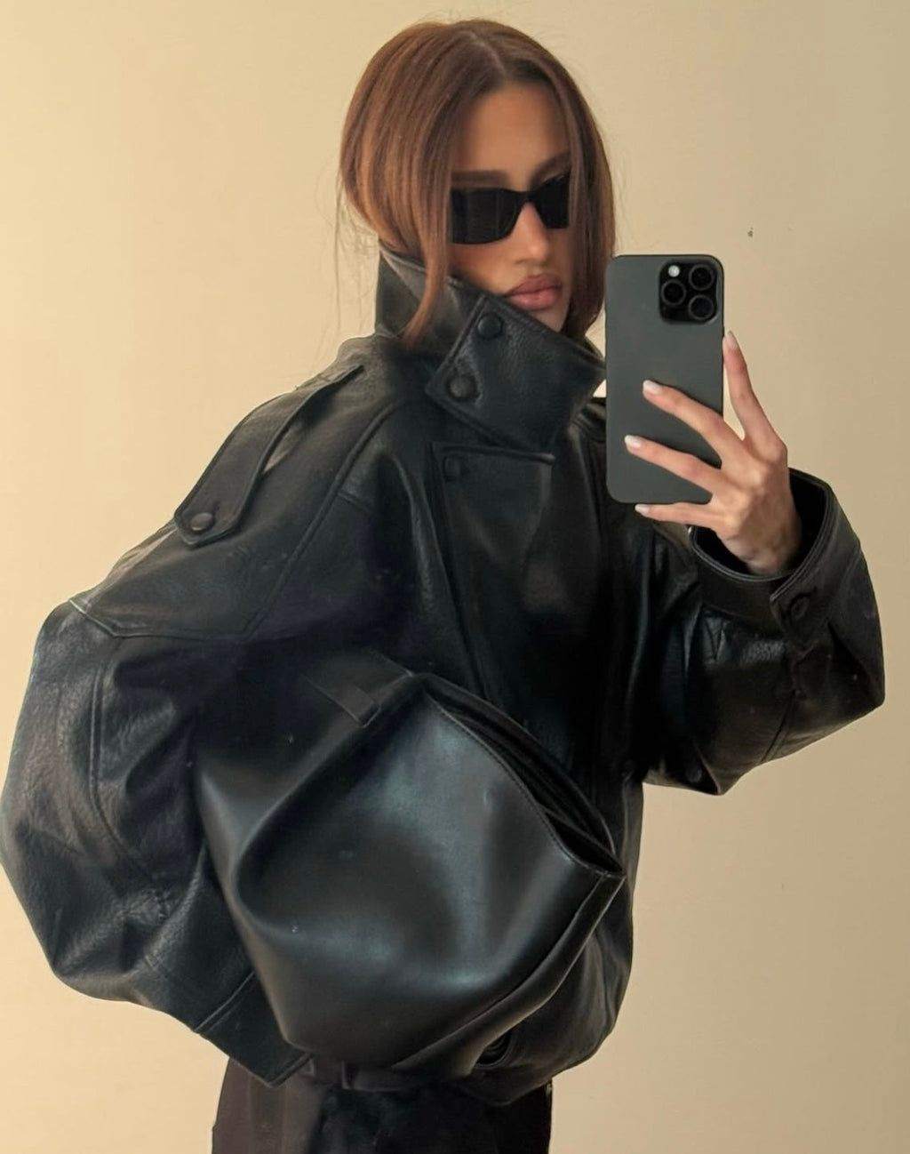 Damenjacke schwarz Oversized mit hohem Kragen und langen Ärmeln - 5 - Atelier-Zofia