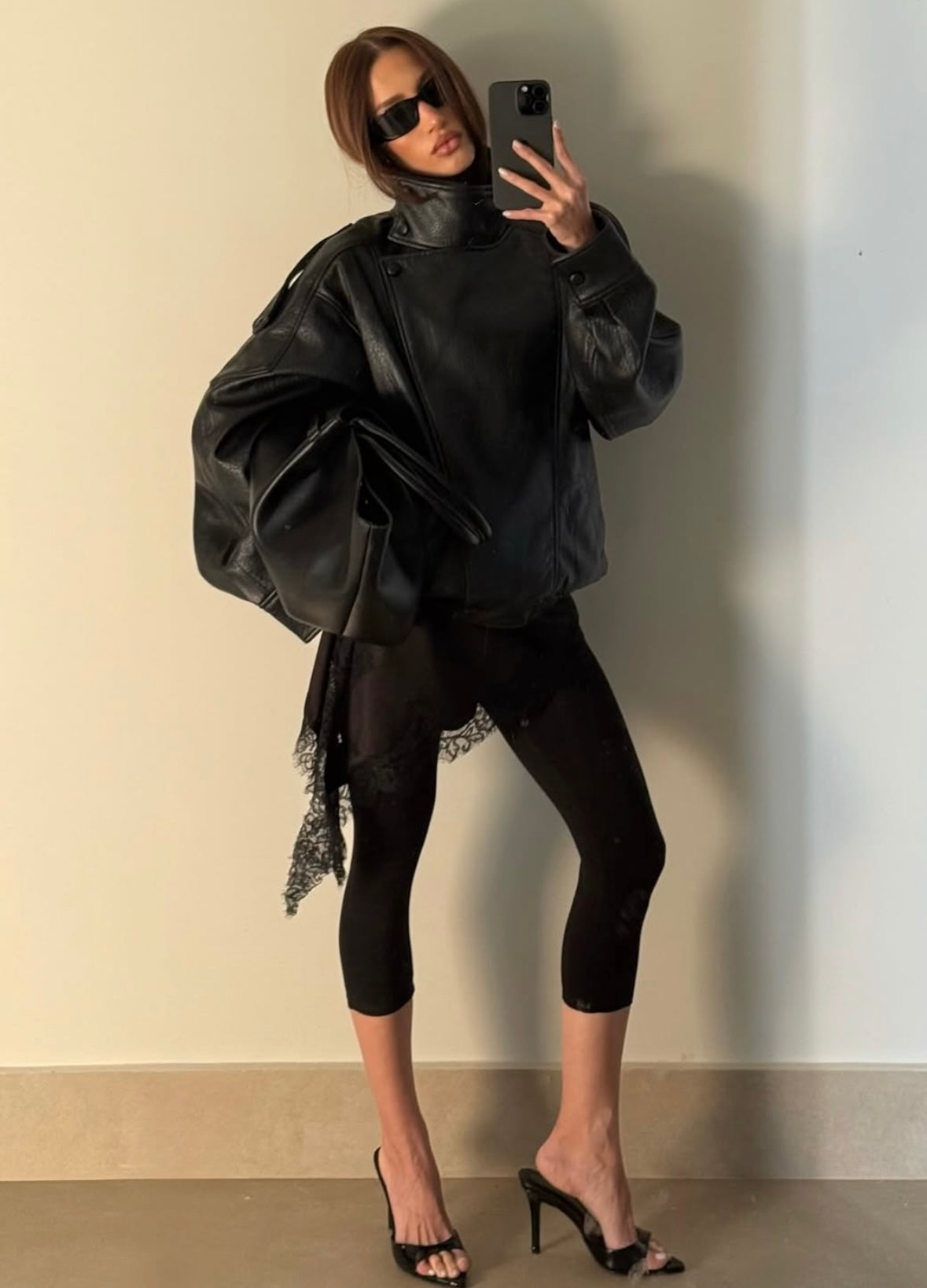 Damenjacke schwarz Oversized mit hohem Kragen und langen Ärmeln - 6 - Atelier-Zofia