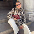 Faux Fur Damenmantel beige mit weitem Schnitt und Stehkragen - 1 - Atelier-Zofia