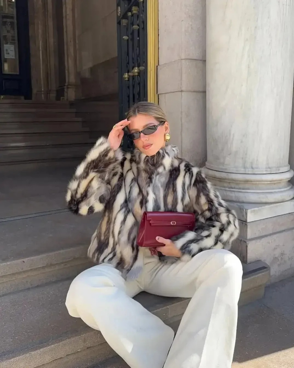Faux Fur Damenmantel beige mit weitem Schnitt und Stehkragen - 2 - Atelier-Zofia