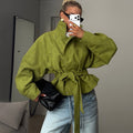 Damenjacke grün tailliert mit Gürtel und hohen Kragen - 1 - Atelier-Zofia