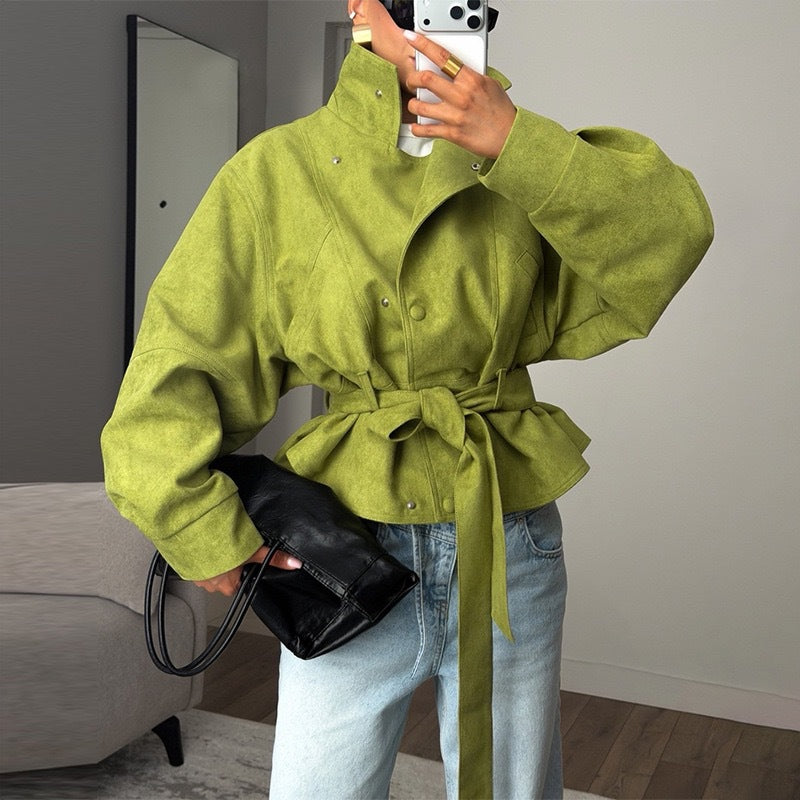 Damenjacke grün tailliert mit Gürtel und hohen Kragen - 3 - Atelier-Zofia