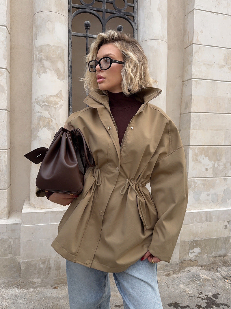 Jacke Damen beige lässig mit Taillenzug und hohen Kragen - 1 - Atelier-Zofia