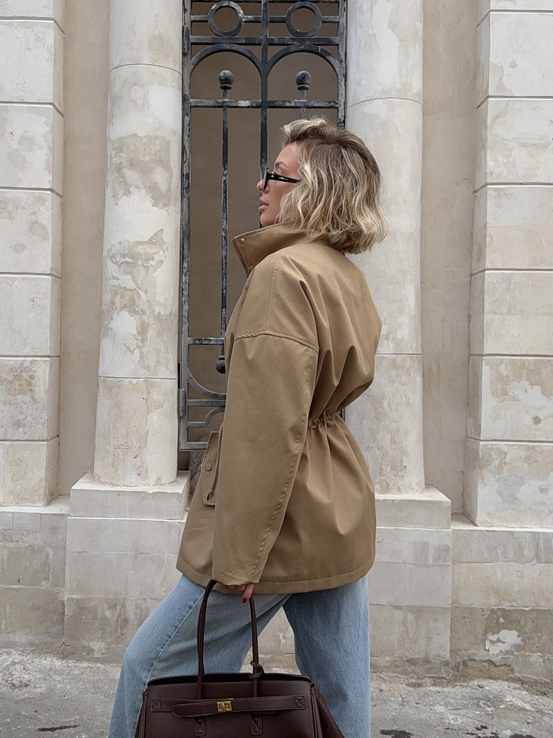 Jacke Damen beige lässig mit Taillenzug und hohen Kragen - 2 - Atelier-Zofia