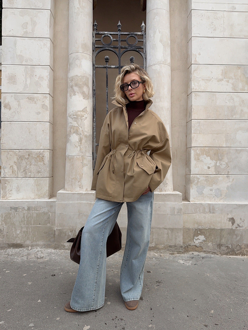 Jacke Damen beige lässig mit Taillenzug und hohen Kragen - 3 - Atelier-Zofia