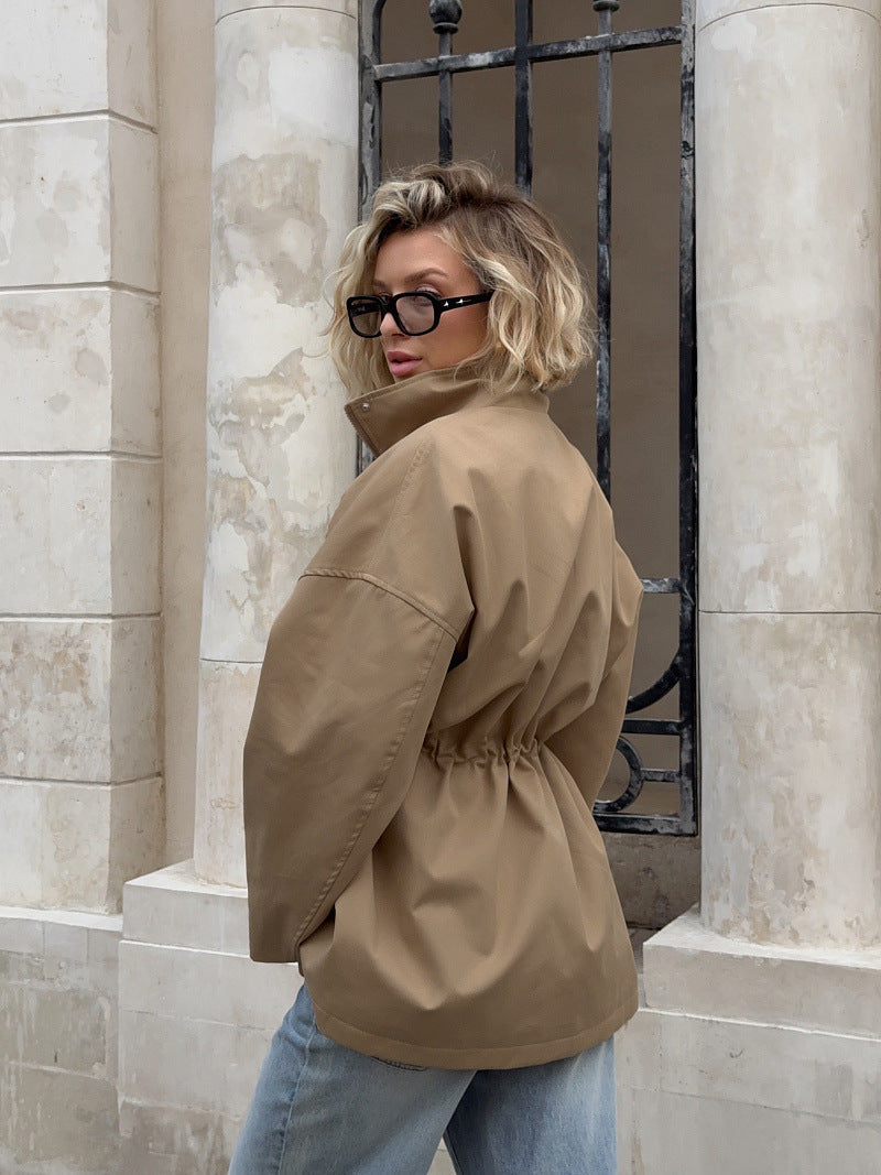 Jacke Damen beige lässig mit Taillenzug und hohen Kragen - 4 - Atelier-Zofia