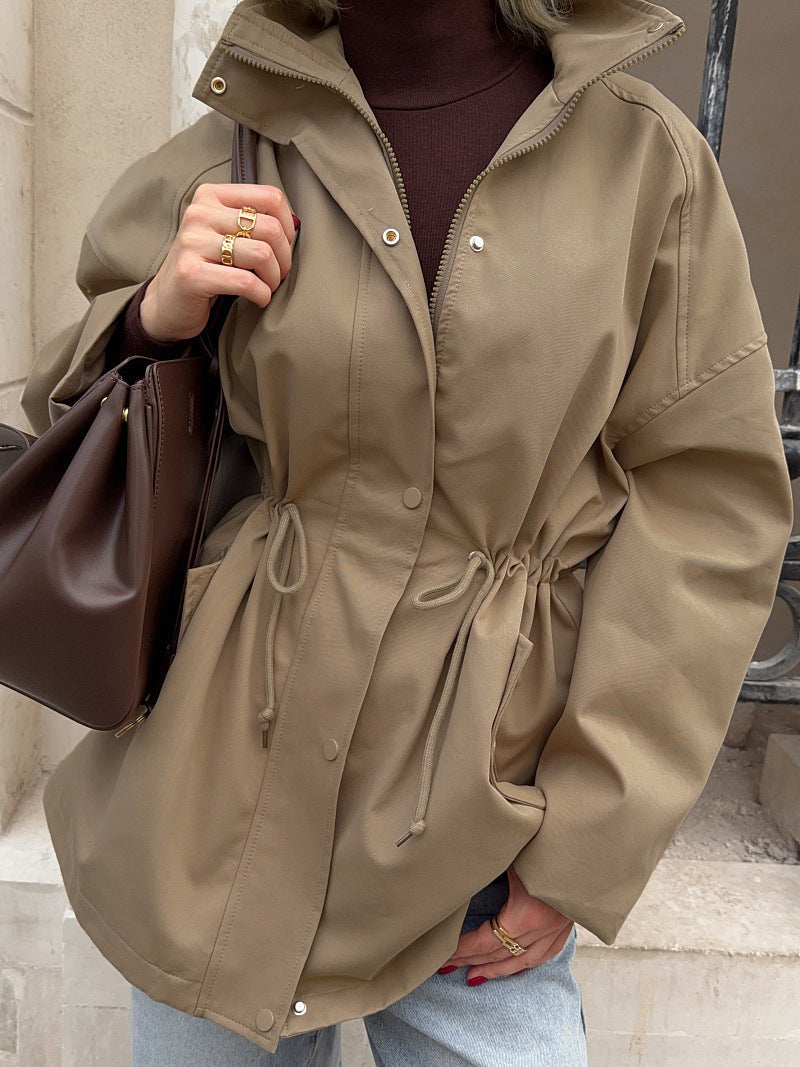 Jacke Damen beige lässig mit Taillenzug und hohen Kragen - 6 - Atelier-Zofia