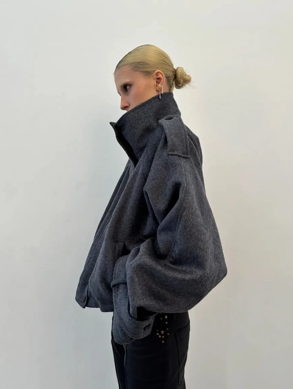 Damen Jacke grau im lässigen Oversized-Schnitt mit hohem Kragen - 2 - Atelier-Zofia