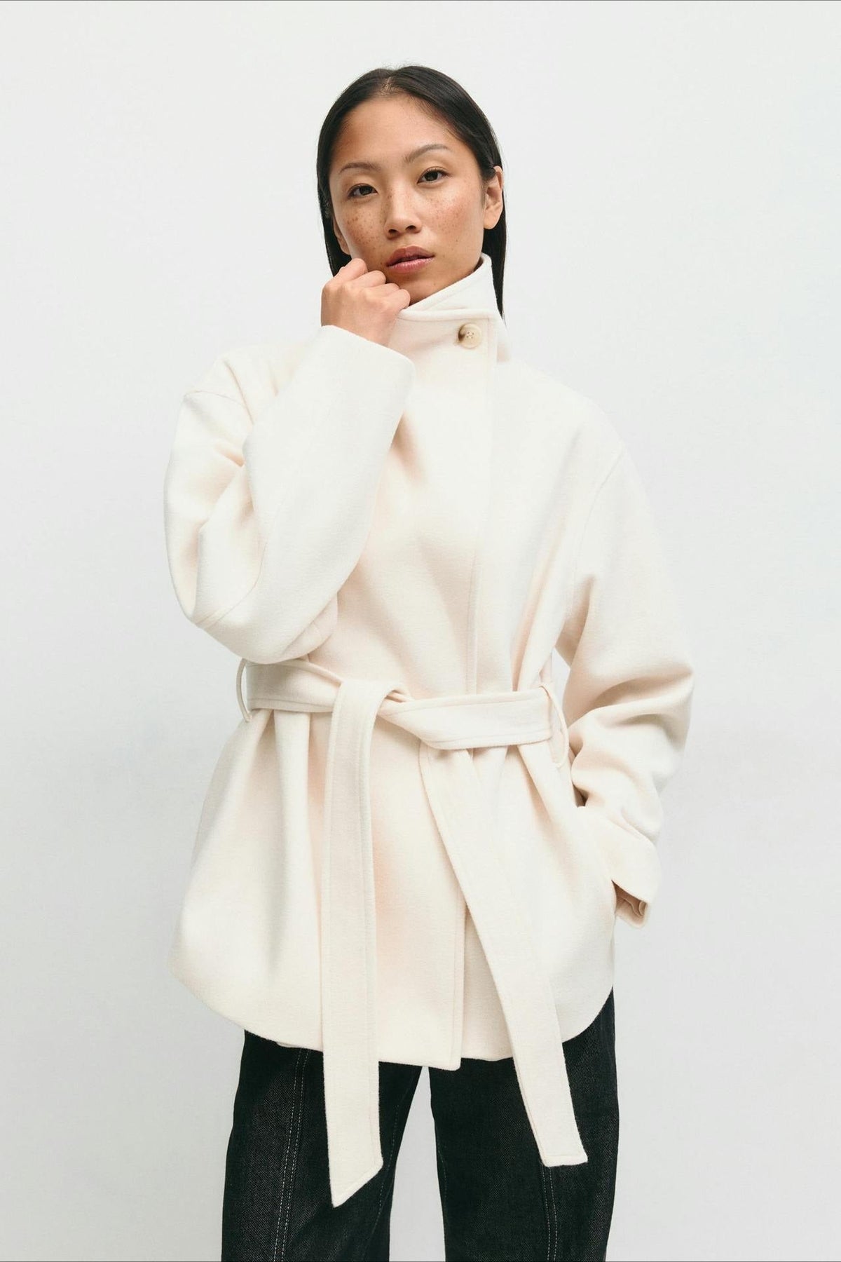 Jacke Damen creme tailliert mit hohem Kragen und Gürtel - 1 - Atelier-Zofia