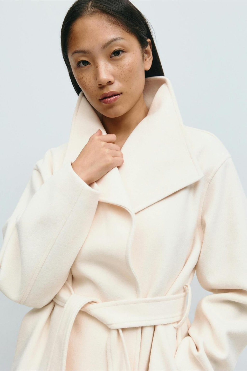 Jacke Damen creme tailliert mit hohem Kragen und Gürtel - 2 - Atelier-Zofia