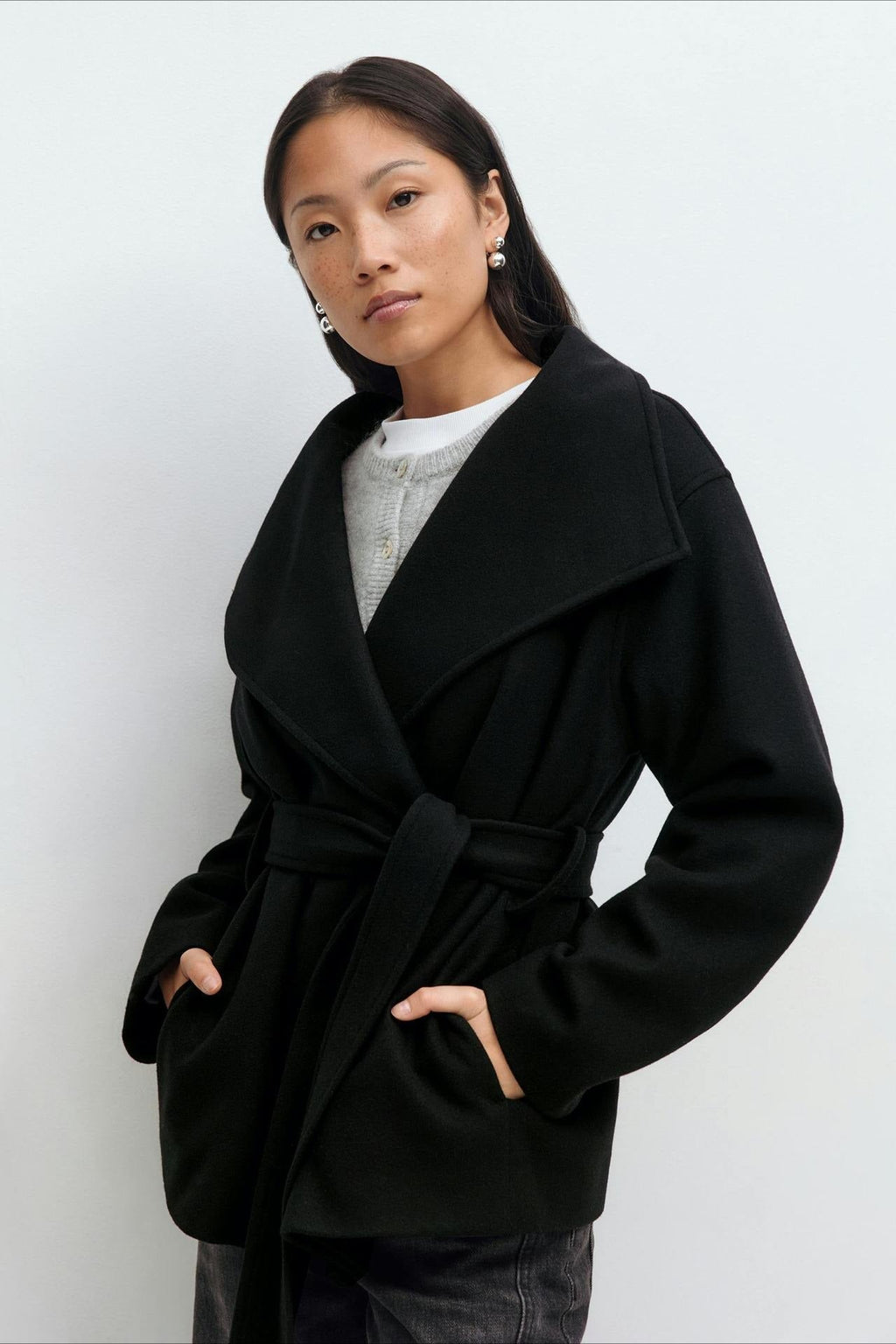 Jacke Damen creme tailliert mit hohem Kragen und Gürtel - 11 - Atelier-Zofia