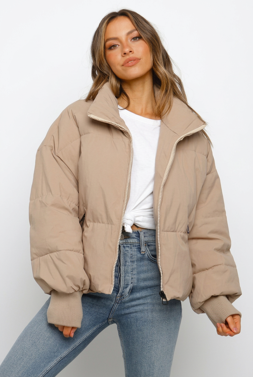 Jacke Damen beige mit lockerer Passform und Stehkragen - 1 - Atelier-Zofia