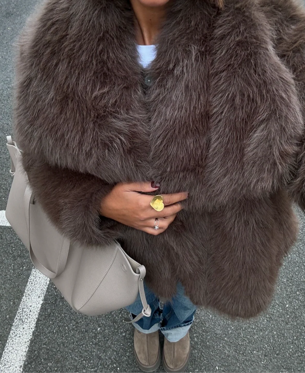 Faux Fur Mantel Damen braun oversized mit voluminösen Ärmeln - 1 - Atelier-Zofia