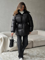 Damenjacke schwarz tailliert mit Kapuze und verstellbarem Taillenband - 1 - Atelier-Zofia