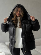 Damenjacke schwarz tailliert mit Kapuze und verstellbarem Taillenband - 2 - Atelier-Zofia