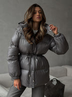 Damenjacke schwarz tailliert mit Kapuze und verstellbarem Taillenband - 10 - Atelier-Zofia
