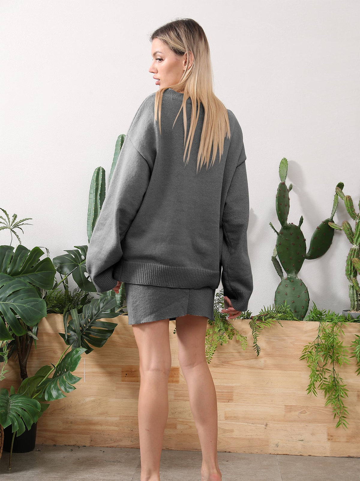 Outfit Damen beige oversized mit weitem Oberteil und kurzem Rock - 1 - Atelier-Zofia