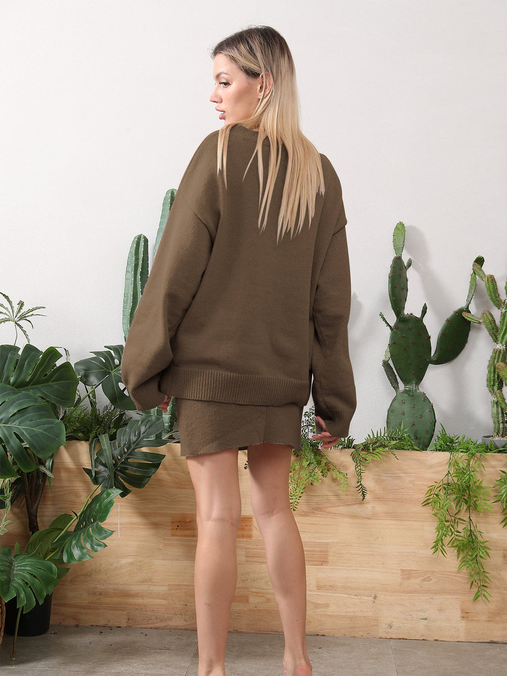 Outfit Damen beige oversized mit weitem Oberteil und kurzem Rock - 4 - Atelier-Zofia