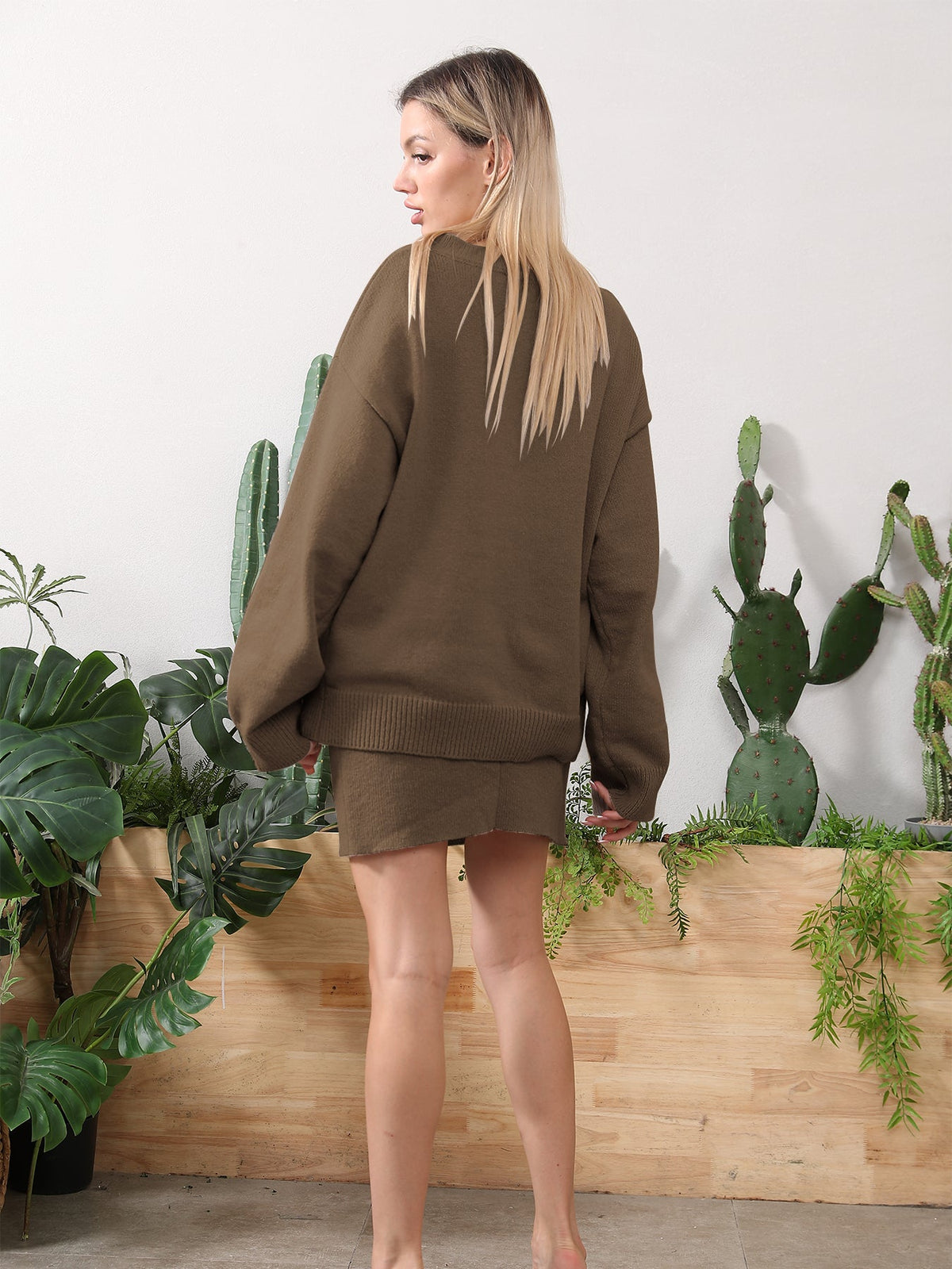 Outfit Damen beige oversized mit weitem Oberteil und kurzem Rock - 4 - Atelier-Zofia