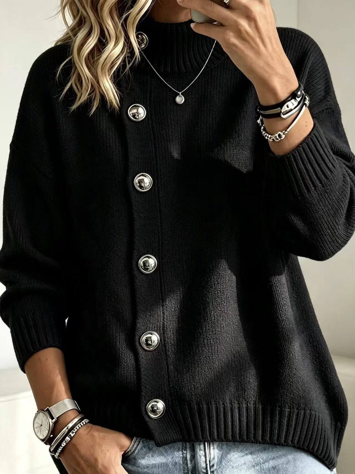 Pullover Damen schwarz mit Knopfdetails und hohem Kragen - 3 - Atelier-Zofia