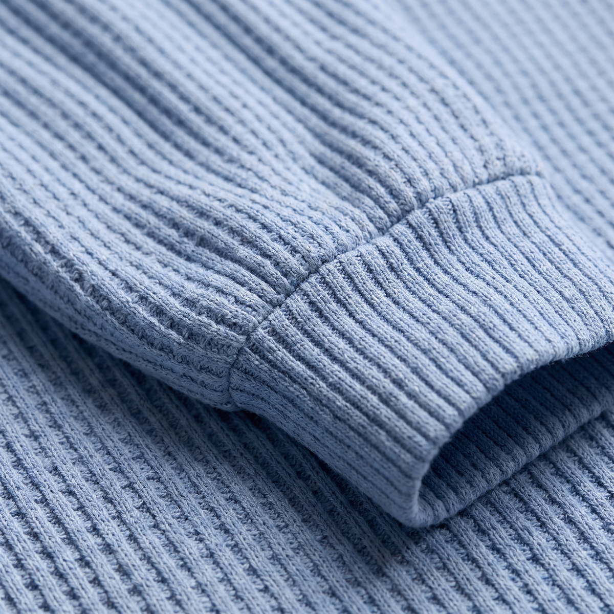 Sweater Herren blau mit V-Ausschnitt und strukturiertem Design - 2 - Atelier-Zofia