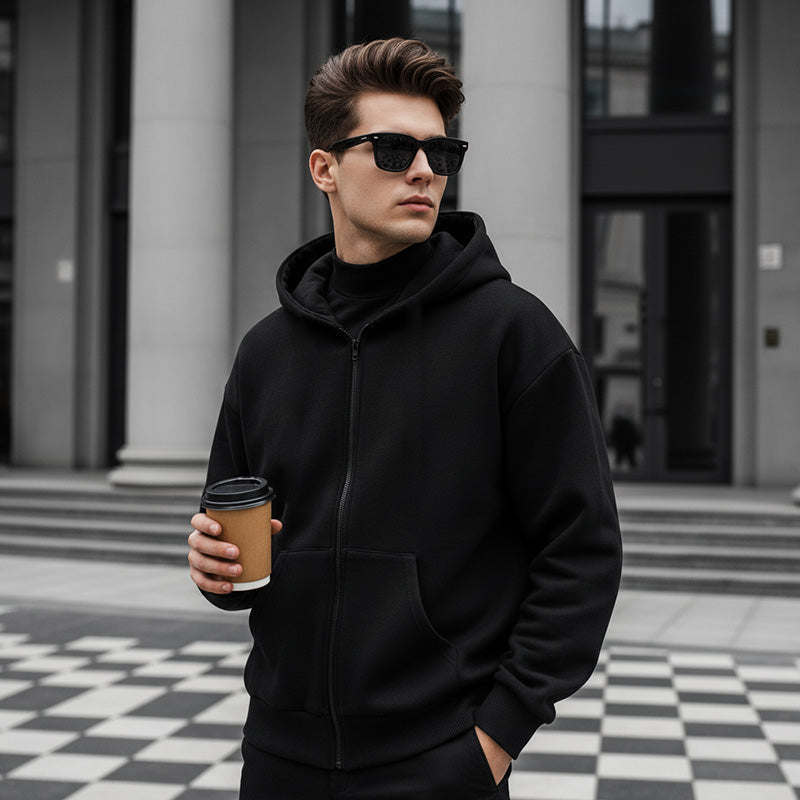 Hoodie Herren schwarz mit praktischer Kapuze und Taschen - 2 - Atelier-Zofia