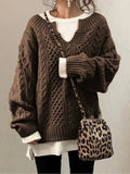 Pullover Damen braun oversize mit V-Ausschnitt und Kabelstrick-Design - 1 - Atelier-Zofia