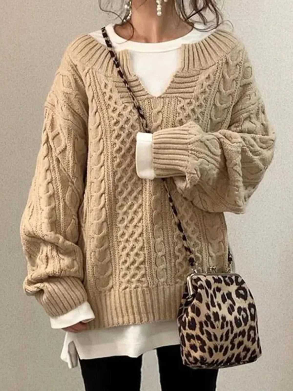Pullover Damen braun oversize mit V-Ausschnitt und Kabelstrick-Design - 2 - Atelier-Zofia