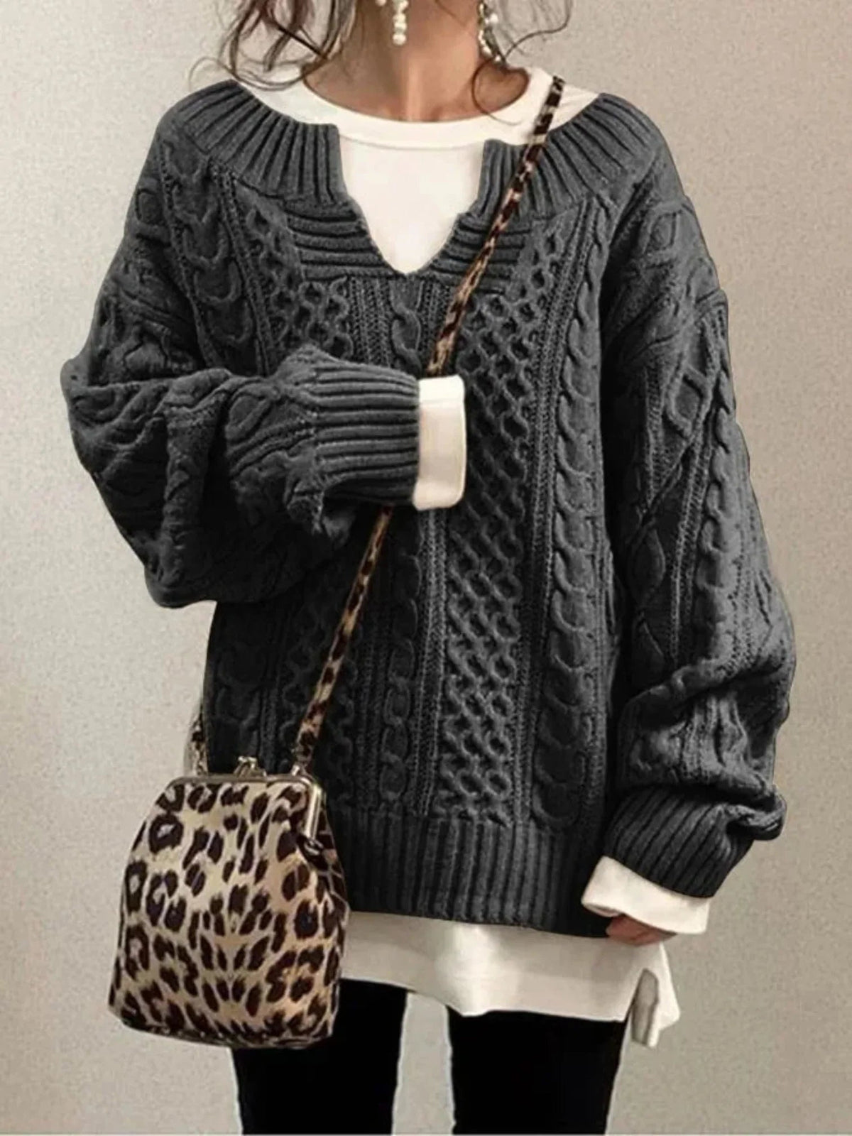 Pullover Damen braun oversize mit V-Ausschnitt und Kabelstrick-Design - 3 - Atelier-Zofia