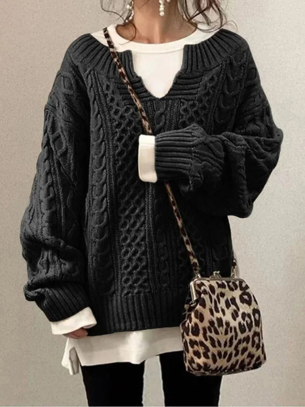 Pullover Damen braun oversize mit V-Ausschnitt und Kabelstrick-Design - 4 - Atelier-Zofia