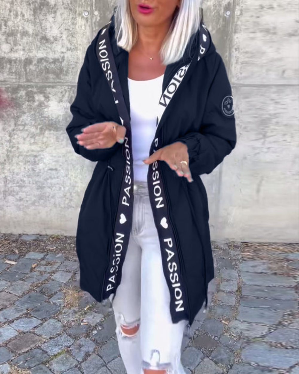 Damen Jacke schwarz tailliert mit Kapuze und Kordelzug - 1 - Atelier-Zofia