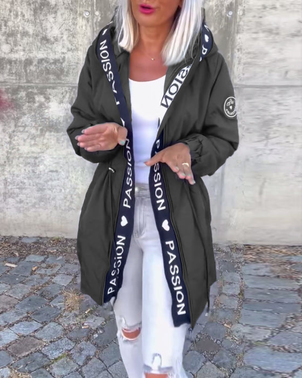 Damen Jacke schwarz tailliert mit Kapuze und Kordelzug - 2 - Atelier-Zofia