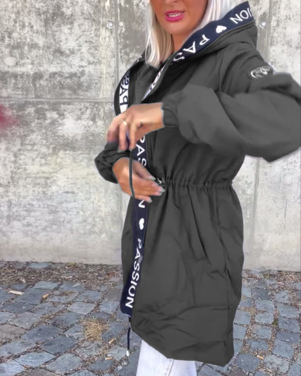 Damen Jacke schwarz tailliert mit Kapuze und Kordelzug - 3 - Atelier-Zofia