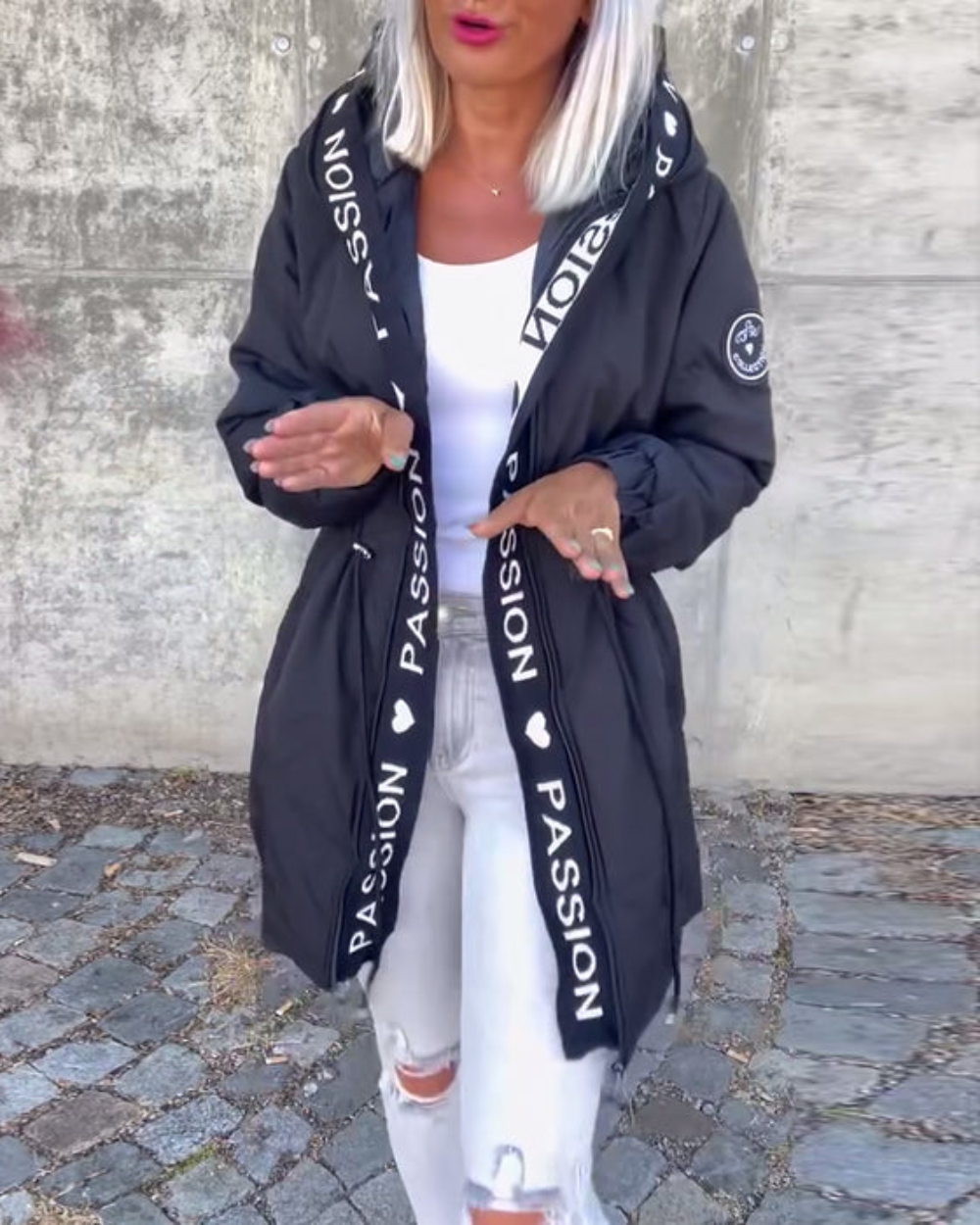 Damen Jacke schwarz tailliert mit Kapuze und Kordelzug - 5 - Atelier-Zofia