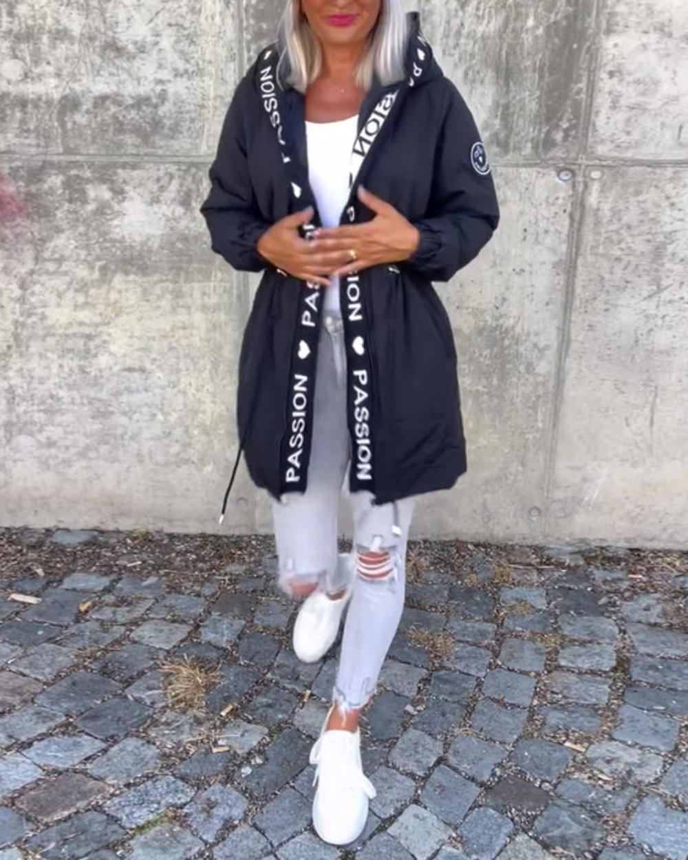 Damen Jacke schwarz tailliert mit Kapuze und Kordelzug - 7 - Atelier-Zofia