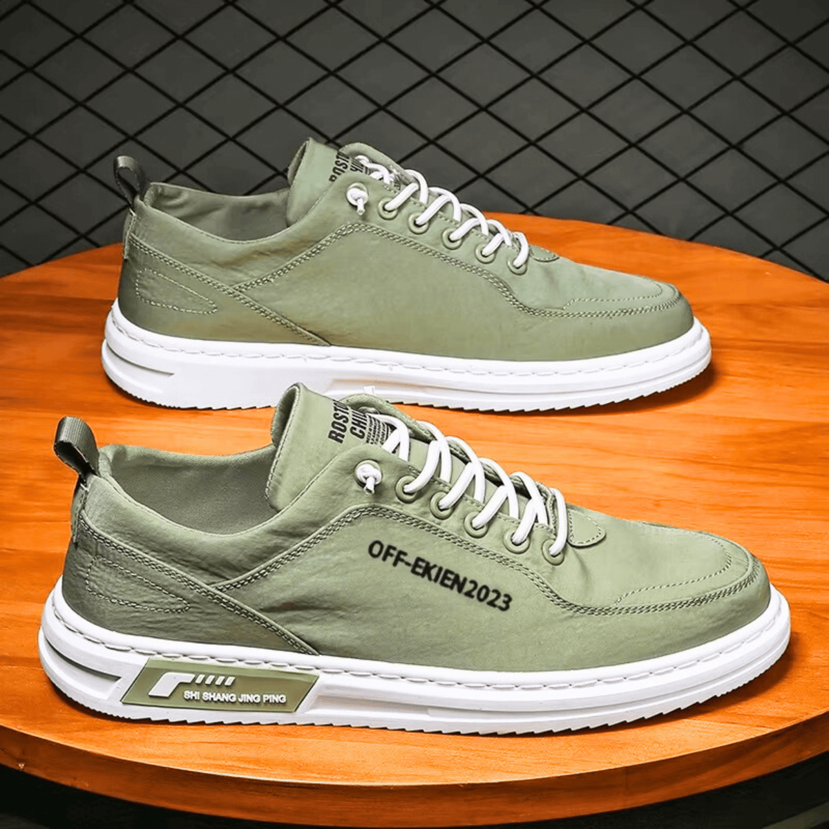 Sneakers Herren schwarz lässig mit Schnürung und kontrastierenden Details - 4 - Atelier-Zofia