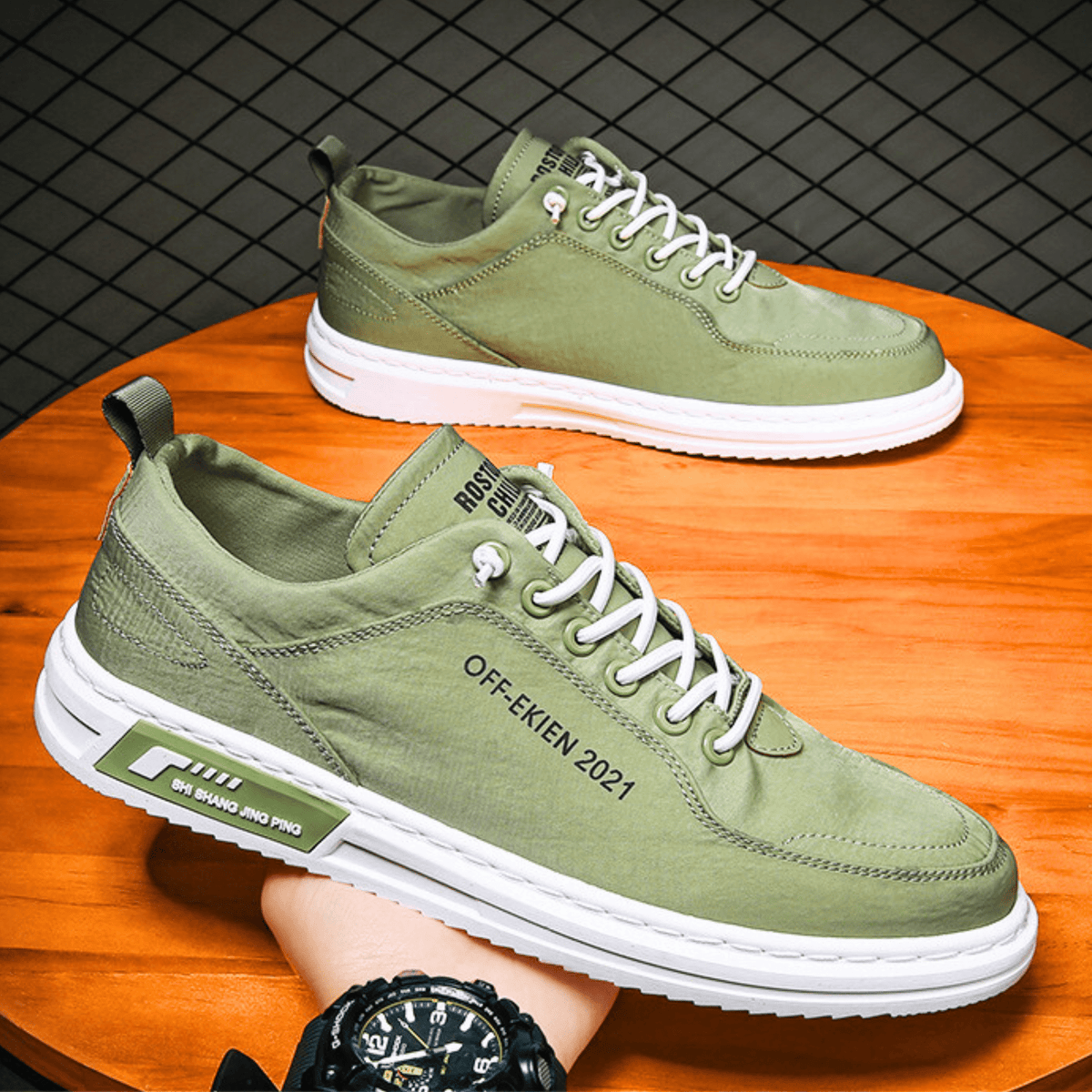 Sneakers Herren schwarz lässig mit Schnürung und kontrastierenden Details - 5 - Atelier-Zofia