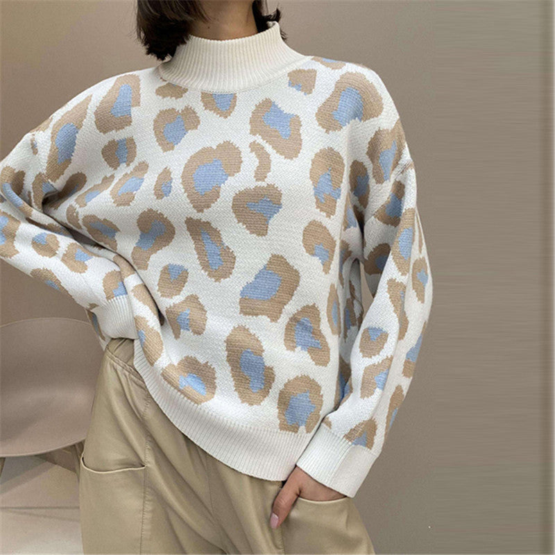 Pullover Damen weiß mit Leopardenmuster und hohem Kragen - 1 - Atelier-Zofia